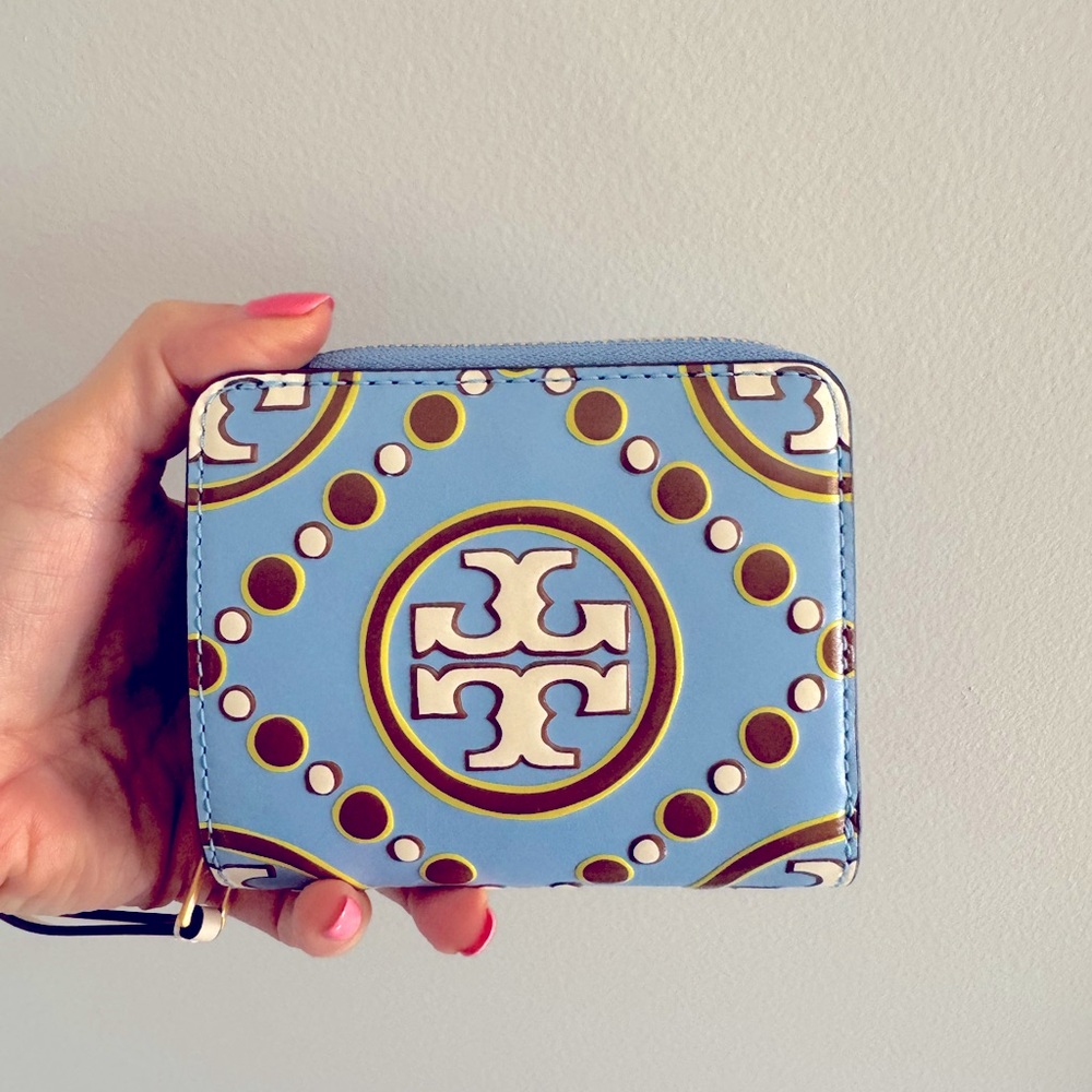 TORY BURCH T MONOGRAM CONTRAST EMBOSSED BI-FOLD WALLET DAUPHIN BLUE/NEW IVORY